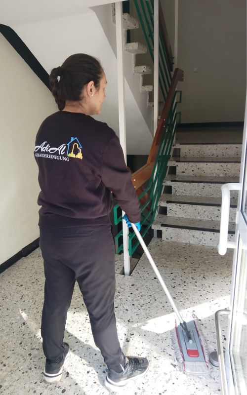 Verschmutztes Treppenhaus vor und nach professioneller Reinigung in Münster