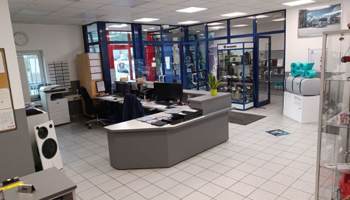 Außenreinigung Scania Münster – Reinigungsfirma vor dem Scania Gebäude